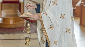 Un preot a fost prins masturbându-se în fața unei școli